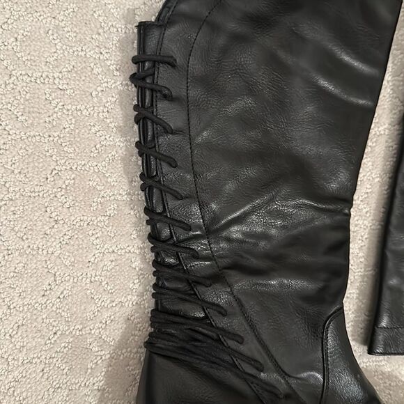 Black leather boots lace up in the back zipper on the sides - Picture 2 of 8